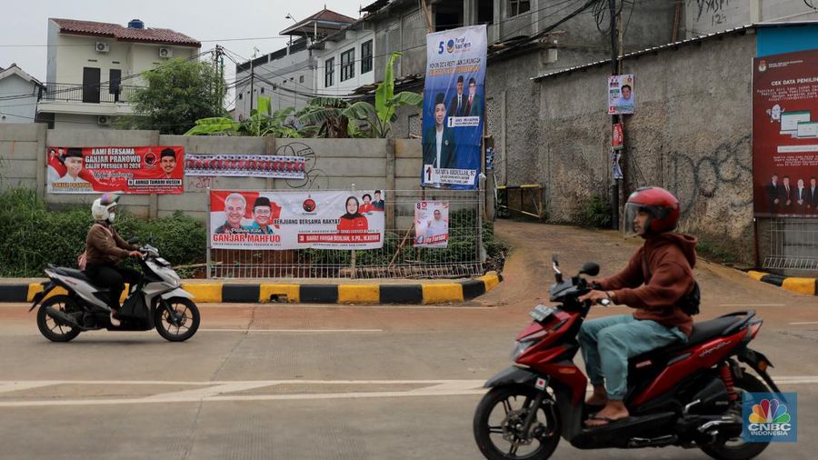 Deretan Baliho Caleg dipasang di simpang jalan Cinere Raya, Depok, Jawa Barat, Senin, (4/12). (²©²ÊÍøÕ¾/Muhammad Sabki)
