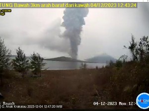 Gunung Anak Krakatau Erupsi 7 Kali, Semburan Abu Vulkanik Capai 2.157 Meter