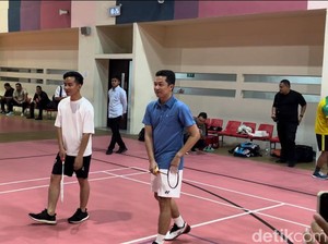Gibran Main Badminton Bareng Taufik Hidayat di GBK