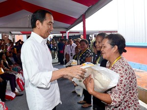 Jokowi Pastikan Bantuan Beras 10 Kg Cair hingga Maret 2024