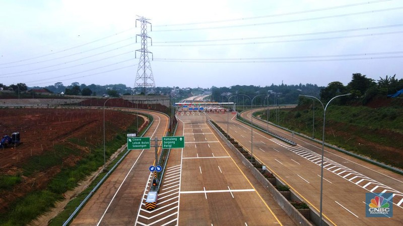 Kendaraan roda empat melintas di tol Cijago ruas Limo - Krukut yang sudah rampung pengerjaanya di Limo, Depok, Jawa Barat, Senin, (4/12). (CNBC Indonesia/Muhammad Sabki)