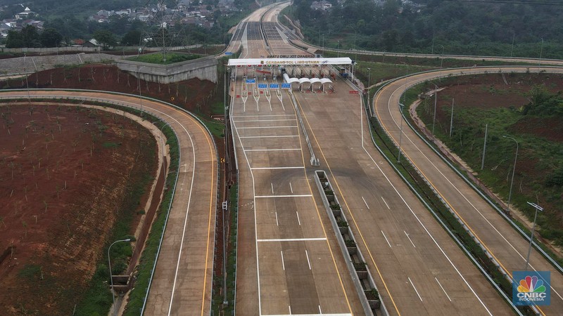 Kendaraan roda empat melintas di tol Cijago ruas Limo - Krukut yang sudah rampung pengerjaanya di Limo, Depok, Jawa Barat, Senin, (4/12). (CNBC Indonesia/Muhammad Sabki)