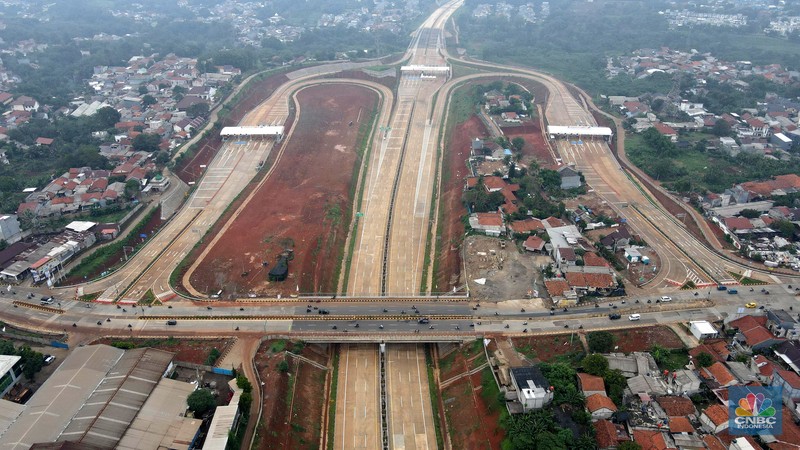 Kendaraan roda empat melintas di tol Cijago ruas Limo - Krukut yang sudah rampung pengerjaanya di Limo, Depok, Jawa Barat, Senin, (4/12). Kendaraan roda empat melintas di tol Cijago ruas Limo - Krukut yang sudah rampung pengerjaanya di Limo, Depok, Jawa Barat, Senin, (4/12). (CNBC Indonesia/Muhammad Sabki)