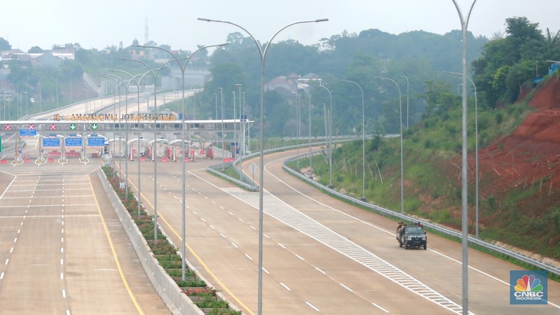 Kendaraan roda empat melintas di tol Cijago ruas Limo - Krukut yang sudah rampung pengerjaanya di Limo, Depok, Jawa Barat, Senin, (4/12). Kendaraan roda empat melintas di tol Cijago ruas Limo - Krukut yang sudah rampung pengerjaanya di Limo, Depok, Jawa Barat, Senin, (4/12). (CNBC Indonesia/Muhammad Sabki)