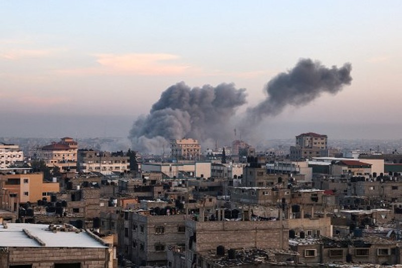 Kepulan asap saat terjadi pertempuran antara Israel dan militan Hamas di Jalur Gaza, Minggu (3/12/2023). (John MACDOUGALL / AFP) Kepulan asap saat terjadi pertempuran antara Israel dan militan Hamas di Jalur Gaza, Minggu (3/12/2023). (John MACDOUGALL / AFP)