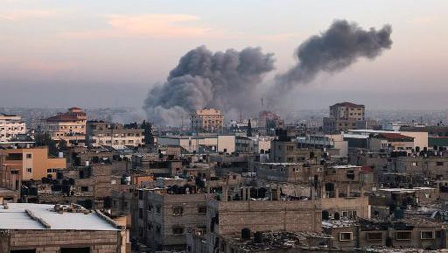 Kepulan asap saat terjadi pertempuran antara Israel dan militan Hamas di Jalur Gaza, Minggu (3/12/2023). (John MACDOUGALL / AFP)