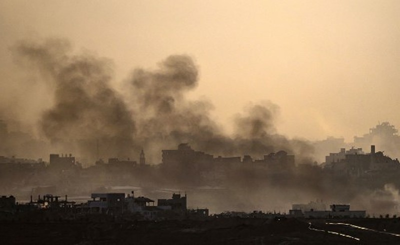 Kepulan asap saat terjadi pertempuran antara Israel dan militan Hamas di Jalur Gaza, Minggu (3/12/2023). (John MACDOUGALL / AFP) Kepulan asap saat terjadi pertempuran antara Israel dan militan Hamas di Jalur Gaza, Minggu (3/12/2023). (John MACDOUGALL / AFP)