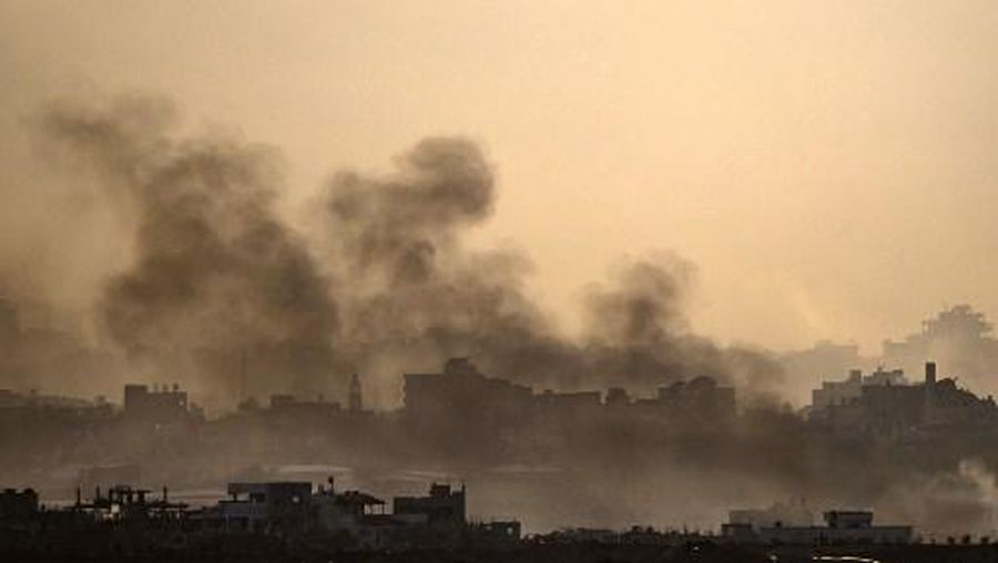 Kepulan asap saat terjadi pertempuran antara Israel dan militan Hamas di Jalur Gaza, Minggu (3/12/2023). (John MACDOUGALL / AFP)