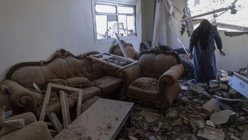 Kepulan asap saat terjadi pertempuran antara Israel dan militan Hamas di Jalur Gaza, Minggu (3/12/2023). (John MACDOUGALL / AFP)
