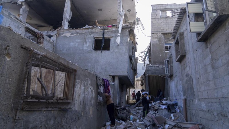 Kepulan asap saat terjadi pertempuran antara Israel dan militan Hamas di Jalur Gaza, Minggu (3/12/2023). (John MACDOUGALL / AFP)