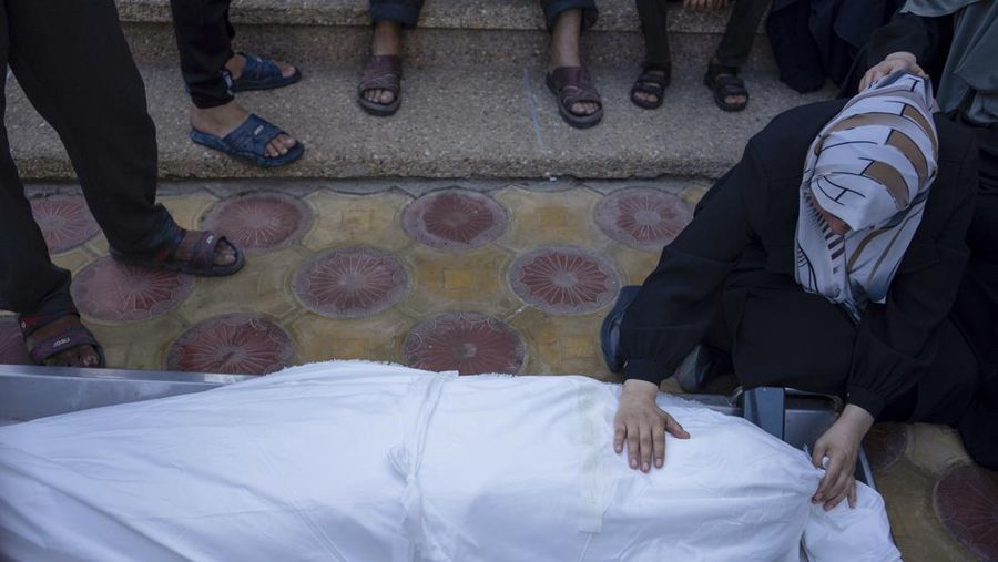 Kepulan asap saat terjadi pertempuran antara Israel dan militan Hamas di Jalur Gaza, Minggu (3/12/2023). (John MACDOUGALL / AFP)