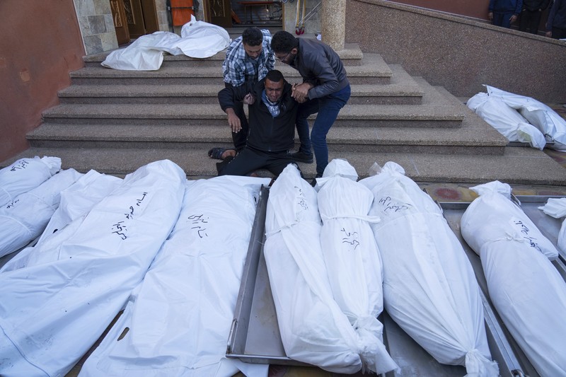 Kepulan asap saat terjadi pertempuran antara Israel dan militan Hamas di Jalur Gaza, Minggu (3/12/2023). (John MACDOUGALL / AFP)