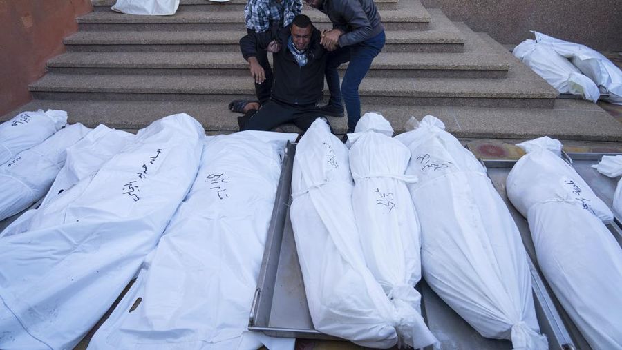 Kepulan asap saat terjadi pertempuran antara Israel dan militan Hamas di Jalur Gaza, Minggu (3/12/2023). (John MACDOUGALL / AFP)