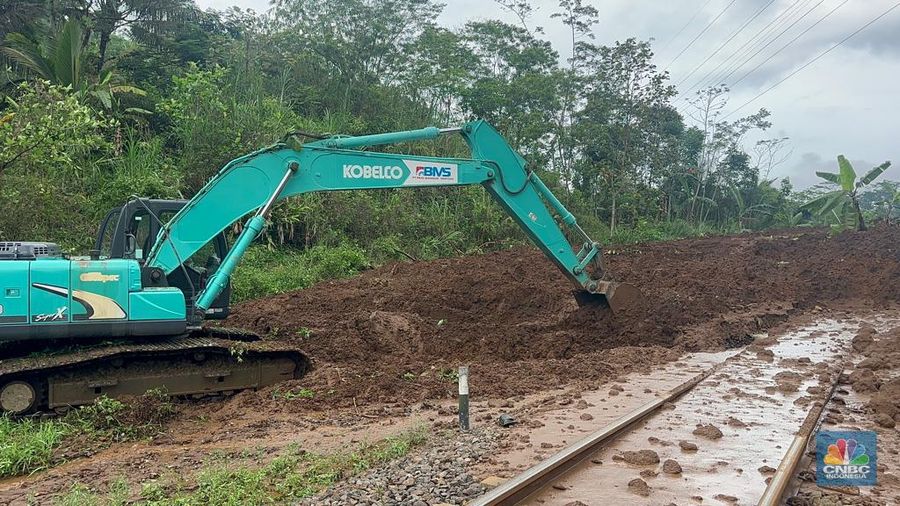 Longsor akibat curah hujan tinggi di KM 340+100 antara Stasiun Karanggandul-Karangsari (Lintas Cirebon - Purwokerto)/ (Dok. KAI)