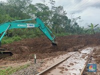 Ada Longsor di Jalur Banyumas, 12 Perjalanan KA Terganggu