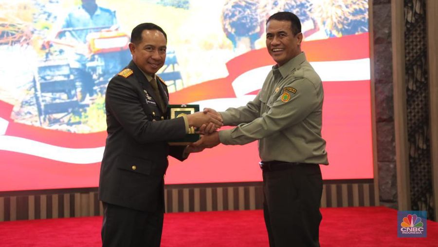 Menteri Pertanian (Mentan) Andi Amran Sulaiman dan Panglima TNI Agus Subiyanto melakukan penandatangan Nota Kesepakatan (MoU) Kementerian Pertanian (Kementan) dengan TNI tentang Dukungan Pelaksanaan Pembangunan Pertanian. (CNBC Indonesia/Martyasari Rizky)
