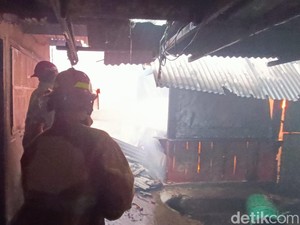 2 Unit Mobil PMK Berjibaku Padamkan Api yang Membakar Pasar Leces
