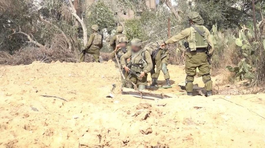 Tentara Israel beroperasi, di tengah operasi darat Israel melawan kelompok Islam Palestina Hamas, di Jalur Gaza seperti yang terlihat dalam tangkapan layar dari video yang dirilis Pasukan Pertahanan Israel pada 3 Desember 2023. (ISRAEL DEFENSE FORCES/Handout via REUTERS)