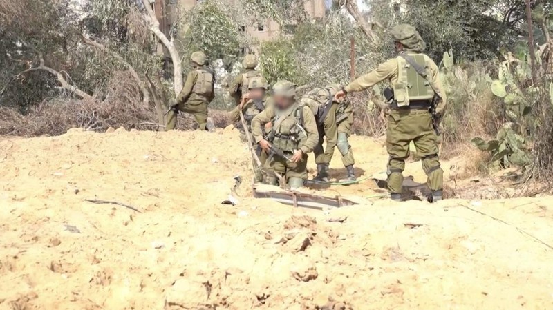 Tentara Israel beroperasi, di tengah operasi darat Israel melawan kelompok Islam Palestina Hamas, di Jalur Gaza seperti yang terlihat dalam tangkapan layar dari video yang dirilis Pasukan Pertahanan Israel pada 3 Desember 2023. (ISRAEL DEFENSE FORCES/Handout via REUTERS)