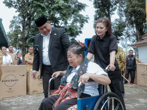 Peringati Hari Disabilitas Internasional, Dairi Sumbang Kursi Roda-Tripod
