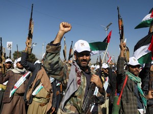 Houthi Tembakkan Rudal Balistik ke Kapal Kargo Milik AS