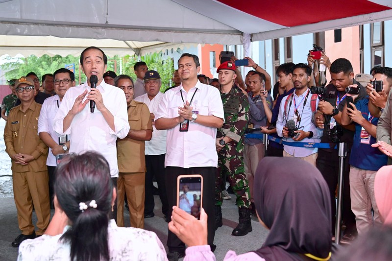 Presiden Joko Widodo (Jokowi) bagi-bagi bantuan beras Cadangan Beras Pemerintah (CBP) hingga mengecek gudang beras bulog di Batu Cermin, Labuan Bajo, Kabupaten Manggarai Barat, Provinsi Nusa Tenggara Timur (NTT), pada Senin, (4/12/2023). (Dok. Muchlis Jr - Biro Pers Sekretariat Presiden)