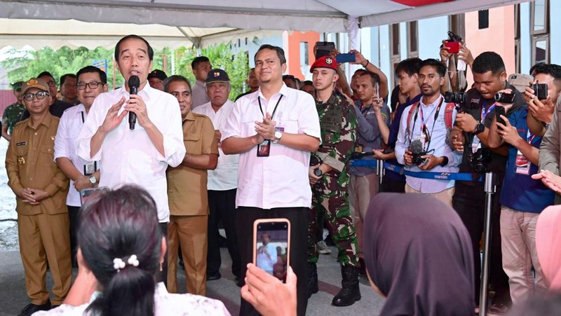 Presiden Joko Widodo (Jokowi) bagi-bagi bantuan beras Cadangan Beras Pemerintah (CBP) hingga mengecek gudang beras bulog di Batu Cermin, Labuan Bajo, Kabupaten Manggarai Barat, Provinsi Nusa Tenggara Timur (NTT), pada Senin, (4/12/2023). (Dok. Muchlis Jr - Biro Pers Sekretariat Presiden)