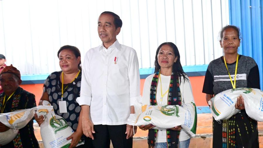 Presiden Joko Widodo (Jokowi) bagi-bagi bantuan beras Cadangan Beras Pemerintah (CBP) hingga mengecek gudang beras bulog di Batu Cermin, Labuan Bajo, Kabupaten Manggarai Barat, Provinsi Nusa Tenggara Timur (NTT), pada Senin, (4/12/2023). (Dok. Muchlis Jr - Biro Pers Sekretariat Presiden)