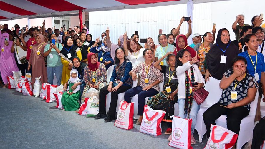 Presiden Joko Widodo (Jokowi) bagi-bagi bantuan beras Cadangan Beras Pemerintah (CBP) hingga mengecek gudang beras bulog di Batu Cermin, Labuan Bajo, Kabupaten Manggarai Barat, Provinsi Nusa Tenggara Timur (NTT), pada Senin, (4/12/2023). (Dok. Muchlis Jr - Biro Pers Sekretariat Presiden)