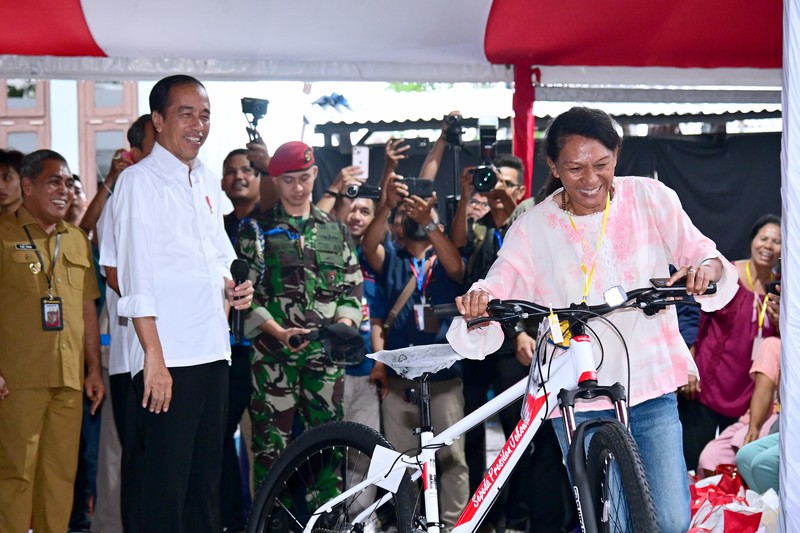 Presiden Joko Widodo (Jokowi) bagi-bagi bantuan beras Cadangan Beras Pemerintah (CBP) hingga mengecek gudang beras bulog di Batu Cermin, Labuan Bajo, Kabupaten Manggarai Barat, Provinsi Nusa Tenggara Timur (NTT), pada Senin, (4/12/2023). (Dok. Muchlis Jr - Biro Pers Sekretariat Presiden)