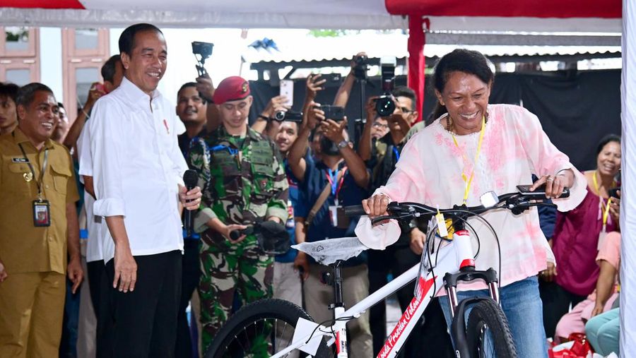 Presiden Joko Widodo (Jokowi) bagi-bagi bantuan beras Cadangan Beras Pemerintah (CBP) hingga mengecek gudang beras bulog di Batu Cermin, Labuan Bajo, Kabupaten Manggarai Barat, Provinsi Nusa Tenggara Timur (NTT), pada Senin, (4/12/2023). (Dok. Muchlis Jr - Biro Pers Sekretariat Presiden)