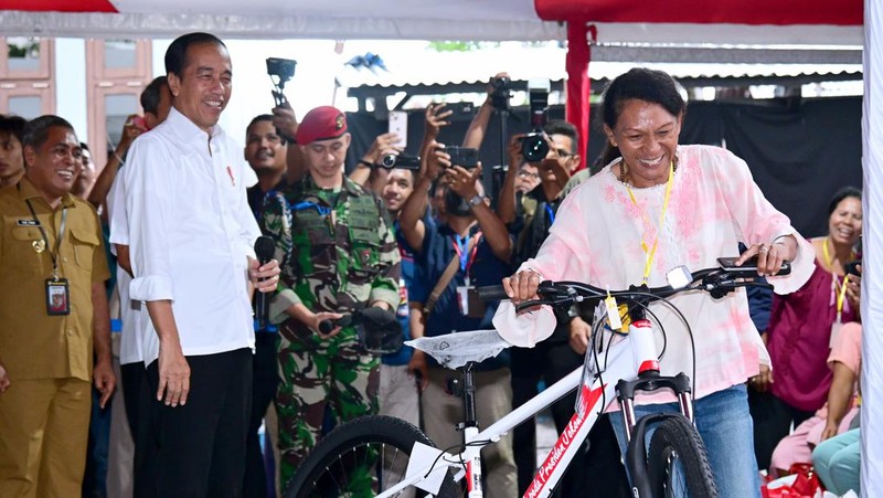 Presiden Joko Widodo (Jokowi) bagi-bagi bantuan beras Cadangan Beras Pemerintah (CBP) hingga mengecek gudang beras bulog di Batu Cermin, Labuan Bajo, Kabupaten Manggarai Barat, Provinsi Nusa Tenggara Timur (NTT), pada Senin, (4/12/2023). (Dok. Muchlis Jr - Biro Pers Sekretariat Presiden)