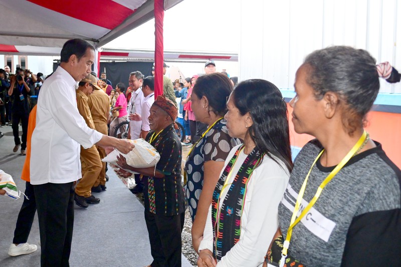 Presiden Joko Widodo (Jokowi) bagi-bagi bantuan beras Cadangan Beras Pemerintah (CBP) hingga mengecek gudang beras bulog di Batu Cermin, Labuan Bajo, Kabupaten Manggarai Barat, Provinsi Nusa Tenggara Timur (NTT), pada Senin, (4/12/2023). (Dok. Muchlis Jr - Biro Pers Sekretariat Presiden)