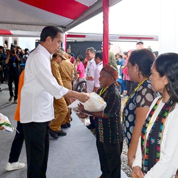 Jokowi Bagi-bagi Beras dan Sepeda di NTT Sambil Janji Begini