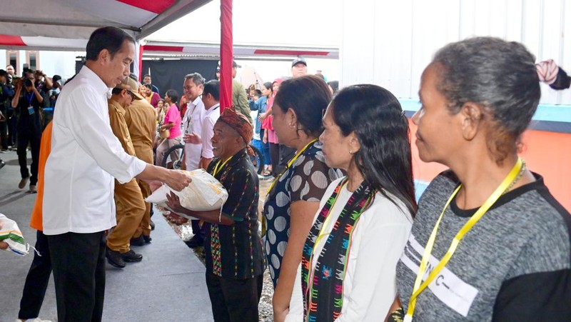 Presiden Joko Widodo (Jokowi) bagi-bagi bantuan beras Cadangan Beras Pemerintah (CBP) hingga mengecek gudang beras bulog di Batu Cermin, Labuan Bajo, Kabupaten Manggarai Barat, Provinsi Nusa Tenggara Timur (NTT), pada Senin, (4/12/2023). (Dok. Muchlis Jr - Biro Pers Sekretariat Presiden)