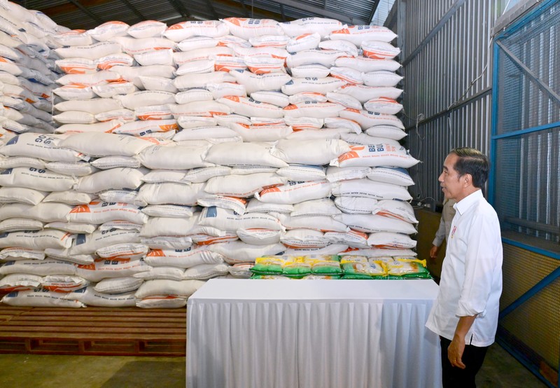 Presiden Joko Widodo (Jokowi) bagi-bagi bantuan beras Cadangan Beras Pemerintah (CBP) hingga mengecek gudang beras bulog di Batu Cermin, Labuan Bajo, Kabupaten Manggarai Barat, Provinsi Nusa Tenggara Timur (NTT), pada Senin, (4/12/2023). (Dok. Muchlis Jr - Biro Pers Sekretariat Presiden)