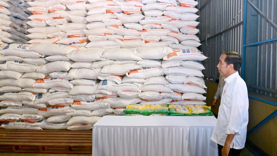 Presiden Joko Widodo (Jokowi) bagi-bagi bantuan beras Cadangan Beras Pemerintah (CBP) hingga mengecek gudang beras bulog di Batu Cermin, Labuan Bajo, Kabupaten Manggarai Barat, Provinsi Nusa Tenggara Timur (NTT), pada Senin, (4/12/2023). (Dok. Muchlis Jr - Biro Pers Sekretariat Presiden)