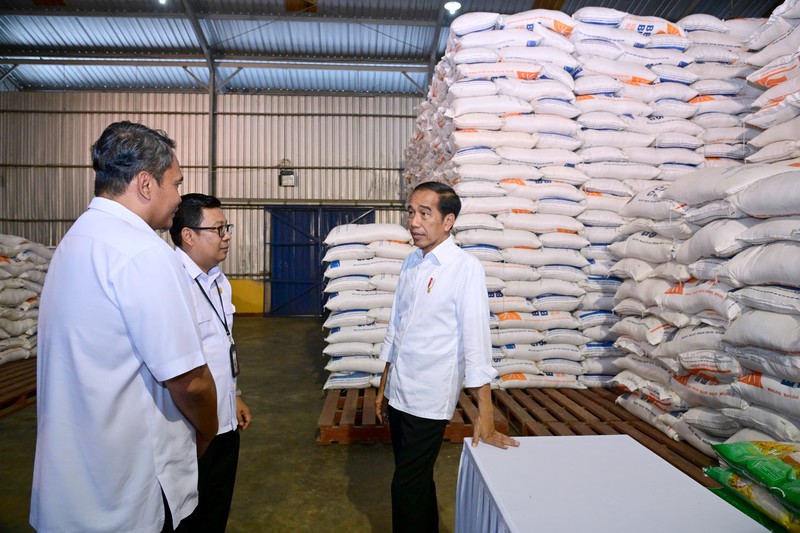 Presiden Joko Widodo (Jokowi) bagi-bagi bantuan beras Cadangan Beras Pemerintah (CBP) hingga mengecek gudang beras bulog di Batu Cermin, Labuan Bajo, Kabupaten Manggarai Barat, Provinsi Nusa Tenggara Timur (NTT), pada Senin, (4/12/2023). (Dok. Muchlis Jr - Biro Pers Sekretariat Presiden)