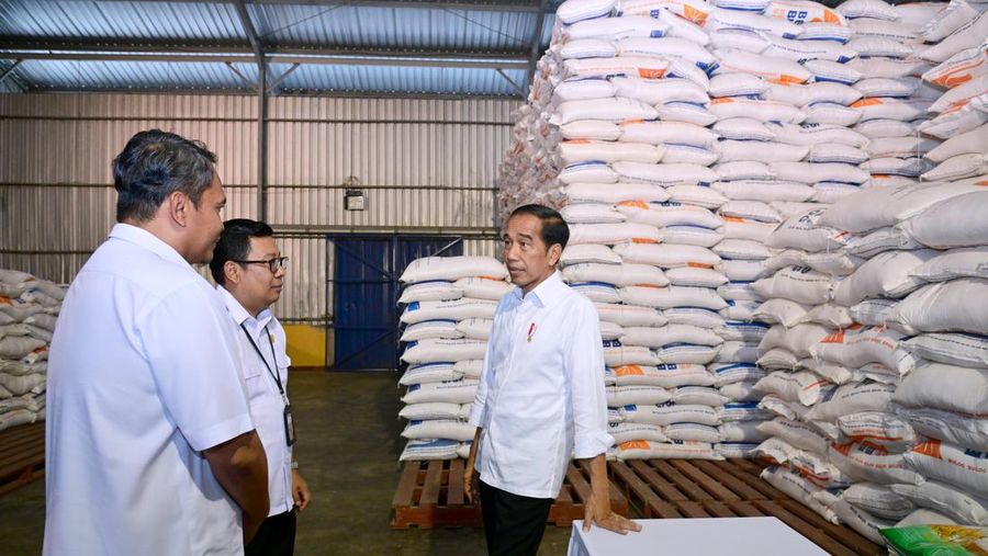 Presiden Joko Widodo (Jokowi) bagi-bagi bantuan beras Cadangan Beras Pemerintah (CBP) hingga mengecek gudang beras bulog di Batu Cermin, Labuan Bajo, Kabupaten Manggarai Barat, Provinsi Nusa Tenggara Timur (NTT), pada Senin, (4/12/2023). (Dok. Muchlis Jr - Biro Pers Sekretariat Presiden)