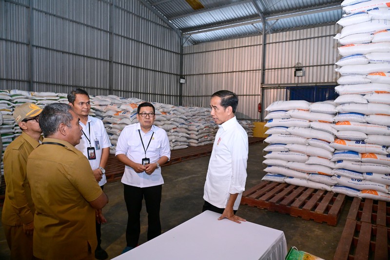 Presiden Joko Widodo (Jokowi) bagi-bagi bantuan beras Cadangan Beras Pemerintah (CBP) hingga mengecek gudang beras bulog di Batu Cermin, Labuan Bajo, Kabupaten Manggarai Barat, Provinsi Nusa Tenggara Timur (NTT), pada Senin, (4/12/2023). (Dok. Muchlis Jr - Biro Pers Sekretariat Presiden)