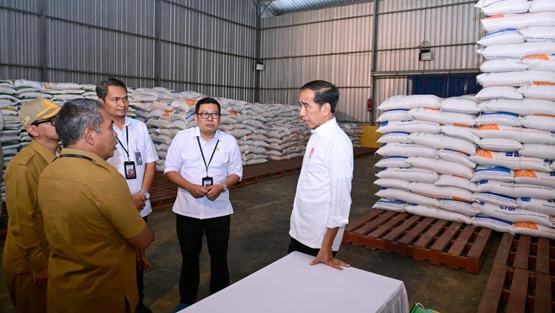 Presiden Joko Widodo (Jokowi) bagi-bagi bantuan beras Cadangan Beras Pemerintah (CBP) hingga mengecek gudang beras bulog di Batu Cermin, Labuan Bajo, Kabupaten Manggarai Barat, Provinsi Nusa Tenggara Timur (NTT), pada Senin, (4/12/2023). (Dok. Muchlis Jr - Biro Pers Sekretariat Presiden)