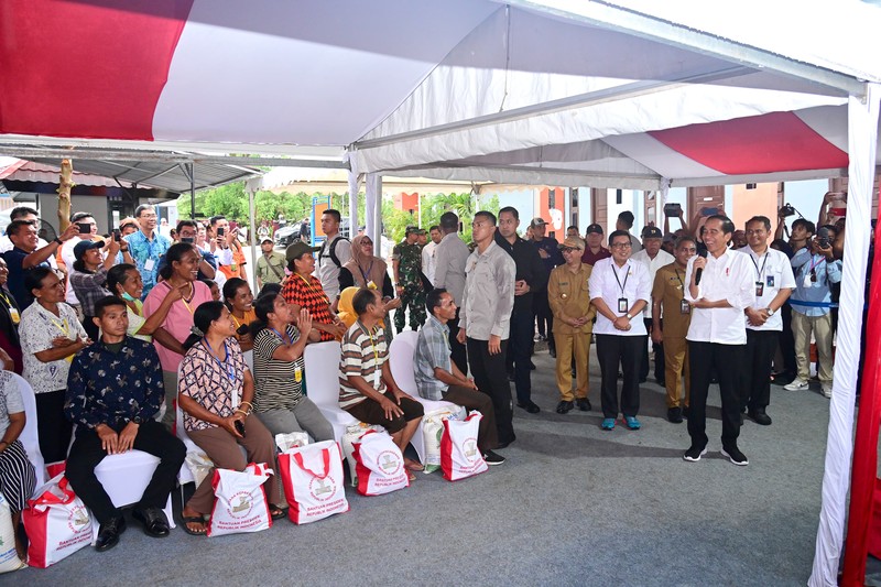 Presiden Joko Widodo (Jokowi) bagi-bagi bantuan beras Cadangan Beras Pemerintah (CBP) hingga mengecek gudang beras bulog di Batu Cermin, Labuan Bajo, Kabupaten Manggarai Barat, Provinsi Nusa Tenggara Timur (NTT), pada Senin, (4/12/2023). (Dok. Muchlis Jr - Biro Pers Sekretariat Presiden)