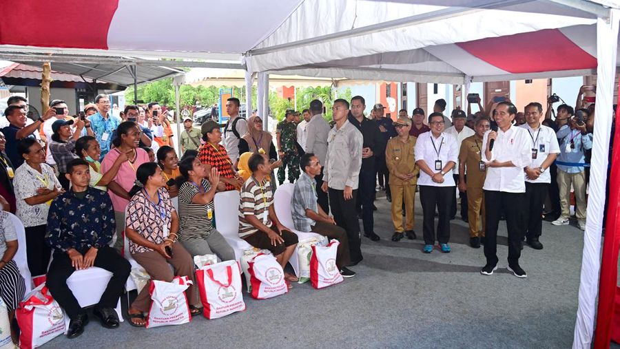 Presiden Joko Widodo (Jokowi) bagi-bagi bantuan beras Cadangan Beras Pemerintah (CBP) hingga mengecek gudang beras bulog di Batu Cermin, Labuan Bajo, Kabupaten Manggarai Barat, Provinsi Nusa Tenggara Timur (NTT), pada Senin, (4/12/2023). (Dok. Muchlis Jr - Biro Pers Sekretariat Presiden)