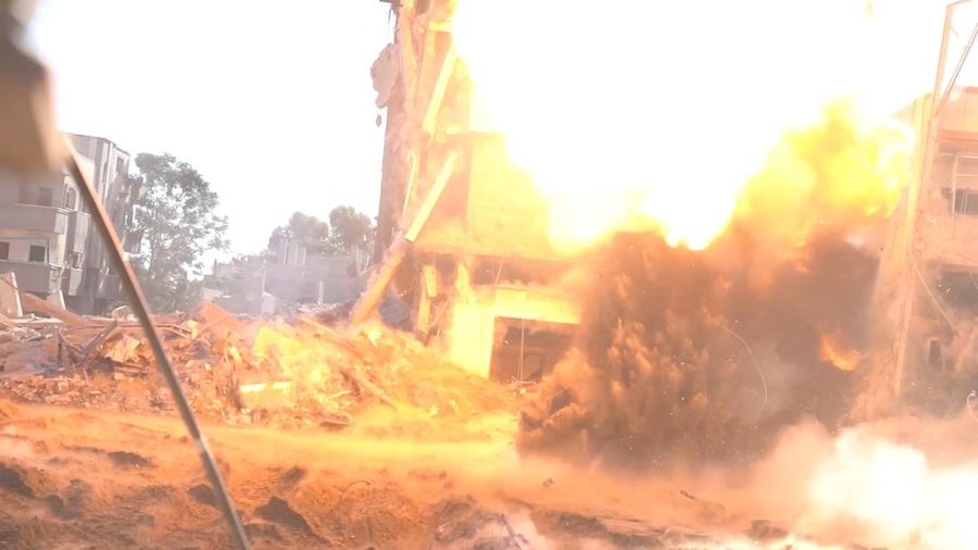 Sebuah ledakan terjadi, di tengah operasi darat Israel melawan kelompok Islam Palestina Hamas, di Jalur Gaza seperti terlihat dalam tangkapan layar dari video yang dirilis Pasukan Pertahanan Israel pada 3 Desember 2023. (ISRAEL DEFENSE FORCES/Handout via REUTERS)