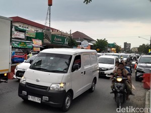 Jam Pulang Kerja, Lalu Lintas di Viaduk Gilingan Solo Padat Merayap