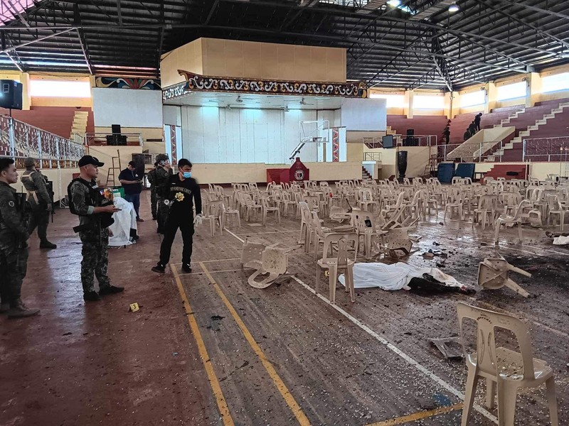 Suasana pasca ledakan bom yang terjadi saat Misa Katolik di gimnasium Universitas Negeri Mindanao di Marawi, Filipina, Minggu (3/12/2023). (Lanao Del Sur Provincial Government/Handout via REUTERS) Suasana pasca ledakan bom yang terjadi saat Misa Katolik di gimnasium Universitas Negeri Mindanao di Marawi, Filipina, Minggu (3/12/2023). (Lanao Del Sur Provincial Government/Handout via REUTERS)