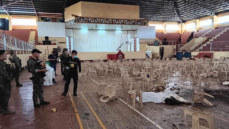 Suasana pasca ledakan bom yang terjadi saat Misa Katolik di gimnasium Universitas Negeri Mindanao di Marawi, Filipina, Minggu (3/12/2023). (Lanao Del Sur Provincial Government/Handout via REUTERS)