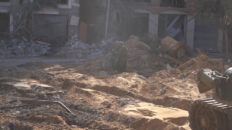 Tentara Israel beroperasi, di tengah operasi darat Israel melawan kelompok Islam Palestina Hamas, di Jalur Gaza seperti yang terlihat dalam tangkapan layar dari video yang dirilis Pasukan Pertahanan Israel pada 3 Desember 2023. (ISRAEL DEFENSE FORCES/Handout via REUTERS)