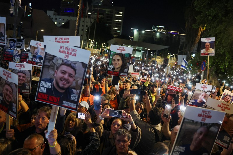 Unjuk rada pembebasan sandera yang diculik di kota Tel Aviv, Israel. (REUTERS/Athit Perawongmetha)