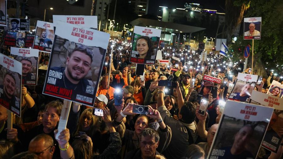 Unjuk rada pembebasan sandera yang diculik di kota Tel Aviv, Israel. (REUTERS/Athit Perawongmetha)